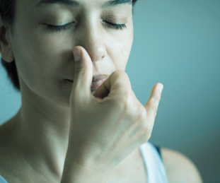 Atemtraining-Session: Teilnehmer praktizieren gezielte Breathwork-Techniken zur Entspannung und Stressreduktion Atemtraining-Session: Teilnehmer praktizieren gezielte Breathwork-Techniken zur Entspannung und Stressreduktion