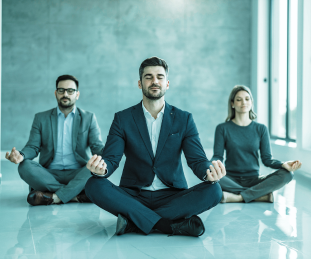 Vortrag über gesundes Pausenmanagement: Referent erklärt Strategien für erholsame Pausen und Entspannungstechniken und Aktiveinheiten, mit Präsentationsfolie im Hintergrund. Vortrag über gesundes Pausenmanagement: Referent erklärt Strategien für erholsame Pausen und Entspannungstechniken und Aktiveinheiten, mit Präsentationsfolie im Hintergrund.