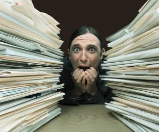 Vortrag zum Thema Stress, Stressmanagement und Stressprävention. Referent erklärt Stress, Stressprävention und effektive Stressmanagement-Strategien, mit Präsentationsfolie im Hintergrund. Vortrag zum Thema Stress, Stressmanagement und Stressprävention. Referent erklärt Stress, Stressprävention und effektive Stressmanagement-Strategien, mit Präsentationsfolie im Hintergrund.