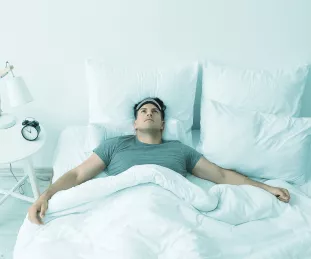 Vortrag über Schlaf: Referent erläutert Strategien für gesunden Schlaf bei Schlafproblemen und Schlafstörungen, Entspannungstechniken, mit Präsentationsfolie im Hintergrund Vortrag über Schlaf: Referent erläutert Strategien für gesunden Schlaf bei Schlafproblemen und Schlafstörungen, Entspannungstechniken, mit Präsentationsfolie im Hintergrund
